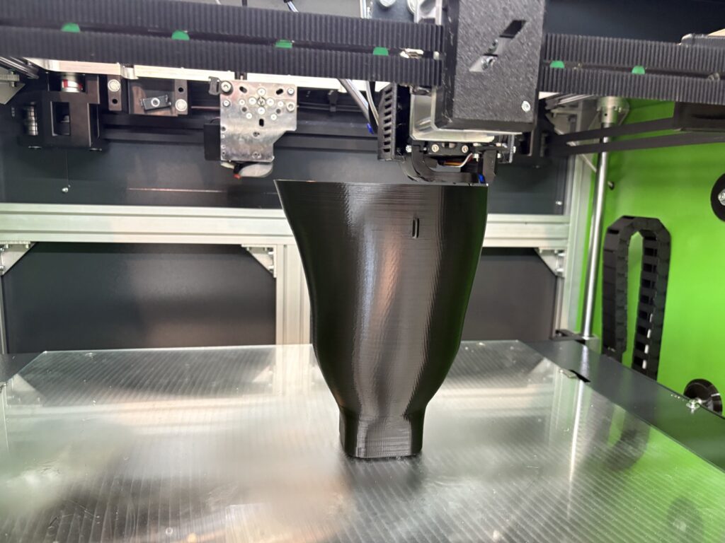 Invaso protesico in stampa sul piatto della stampante 3D Helios HS di Satres