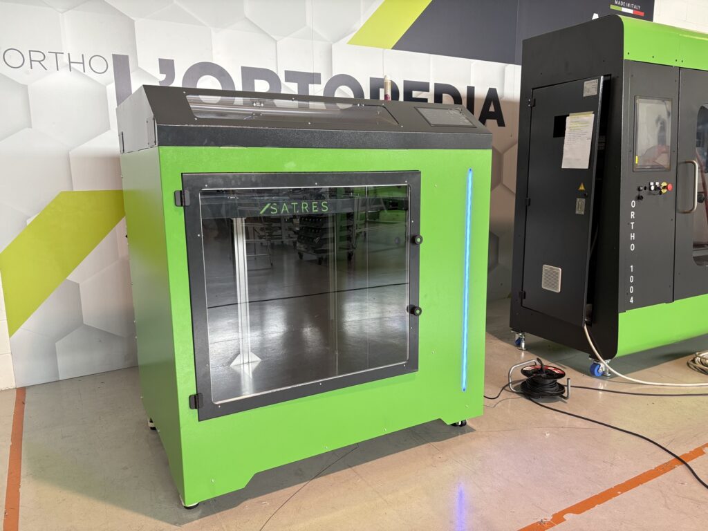 La stampante 3D Helios HS accanto alla fresatrice ORTHO 1004 nell'area demo Satres
